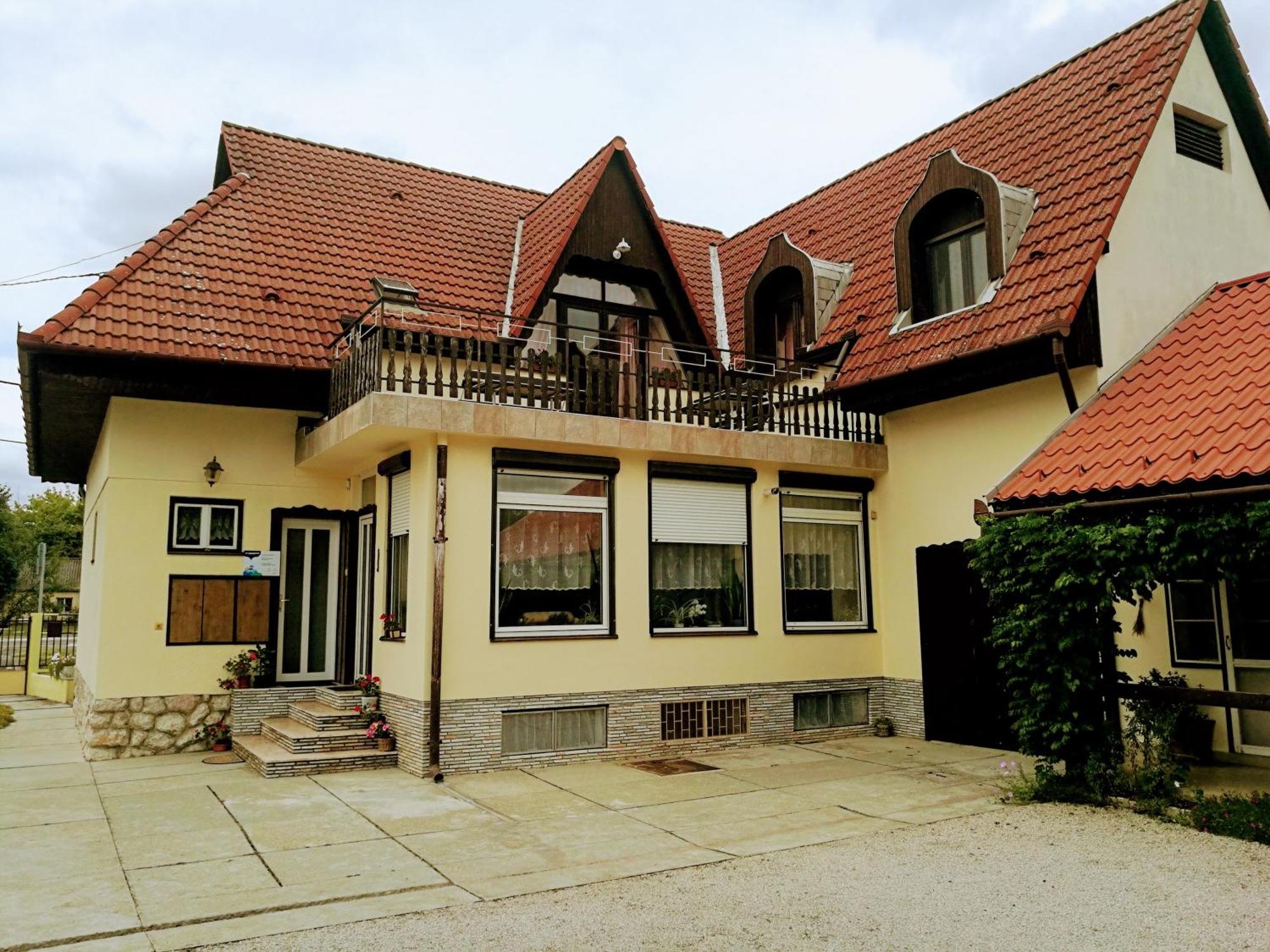 Revesz Vendeghaz Hotell Harkány Exteriör bild